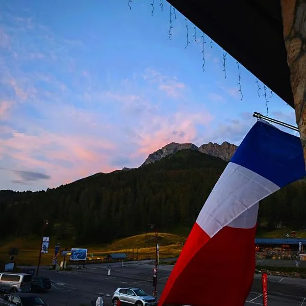 Chambre d'hôte chez Thibault à proximité des pistes 200 M départ depuis le Fournet et nombreux itinéraires de randonnées au pied de l'immeuble, hotel en Vars