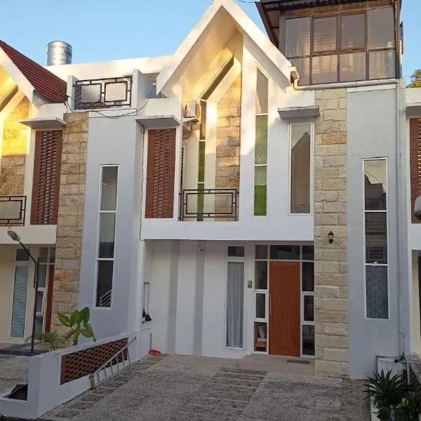 Serene Villa in Batu with 3 Bedrooms and a Rooftop, hotel di Batu