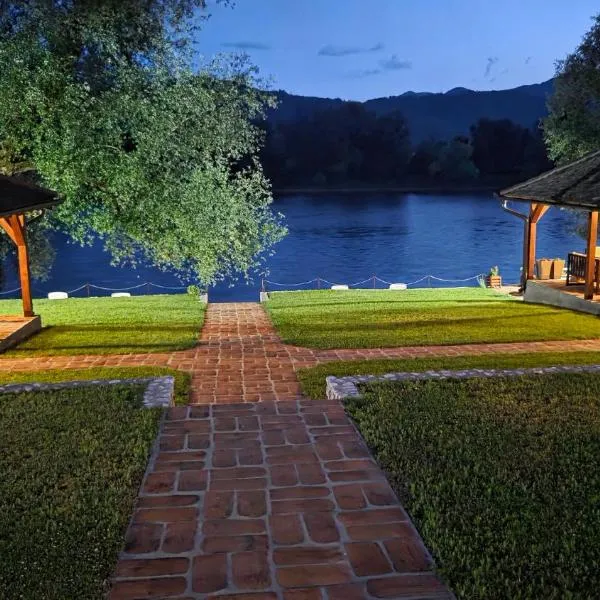 Tri vrbe, hôtel à Ljubovija