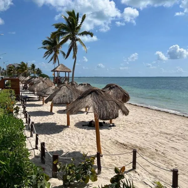 Private Edificio Casa Playa Blanca 2 minutes walking distance to the beach, hotel in Cancún