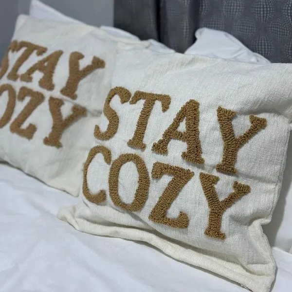 5 Min to Beaches House with Outdoor Patios & BBQ, hotel Dorp Sint Michielben