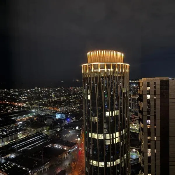 Central Location with Rooftop Pool, hotel in Melbourne