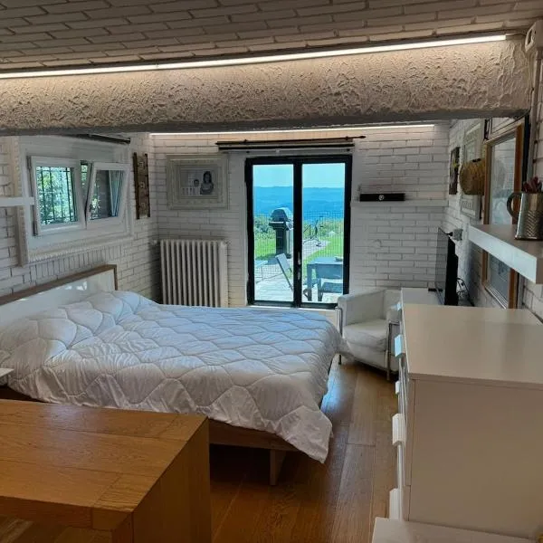 Lago Maggiore Escape - suite con idromassaggio esterno, hôtel à Nebbiuno