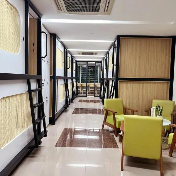 Hanoi Railway Capsule Hostel, hotel in Hanoi