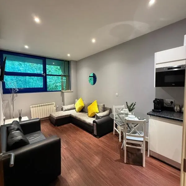 BRAND NEW - For 4 - 3min Heathrow Airport, Windsor Castle, hotel in Harmondsworth