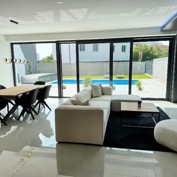 Design-Villa mit privatem Pool, Whirlpool & stimmungsvoller Beleuchtung, hotel in Linz