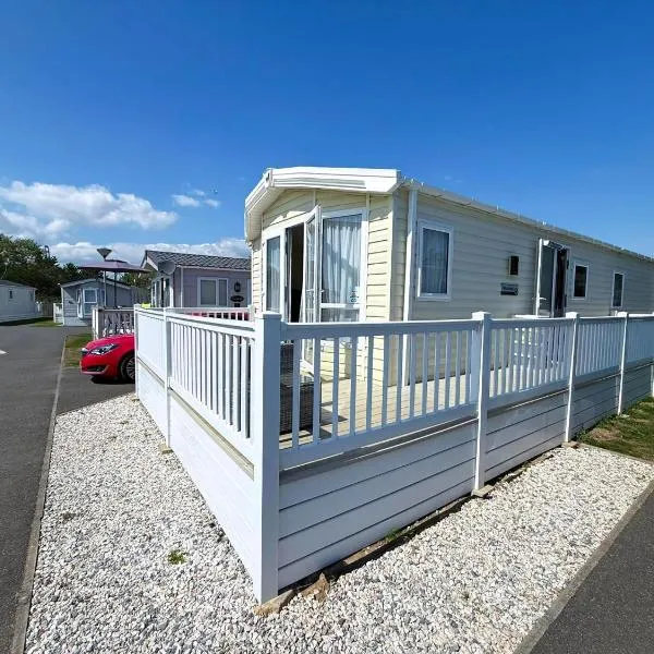 Lovely 6 Berth Caravan With Decking At Suffolk Sands Holiday Park Ref 45005Hc, Hotel in Felixstowe