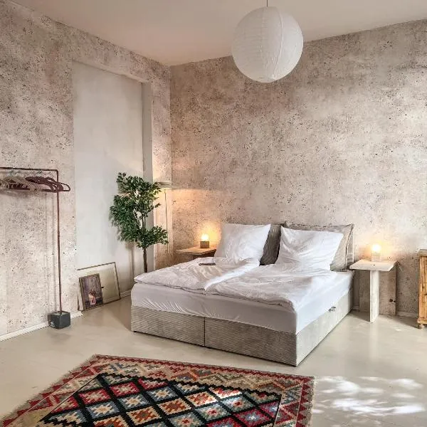 Loft-style design apartment in the heart of Berlin, hotel in Berlijn
