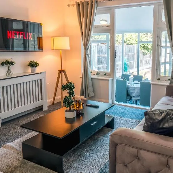 Family 4-Bed Wembley Stadium Home - Parking & Long Stays, hotel in London