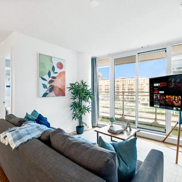 Spacious 3BR Condo w Patio & Skyline Views, hotel di Toronto