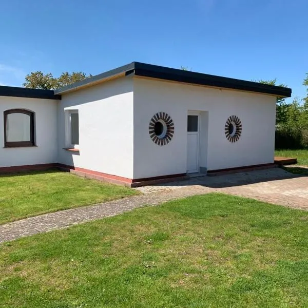 Bungalow in Schwerin ruhig, modern und stadtnah mit Blick ins Grüne, хотел в Шверин