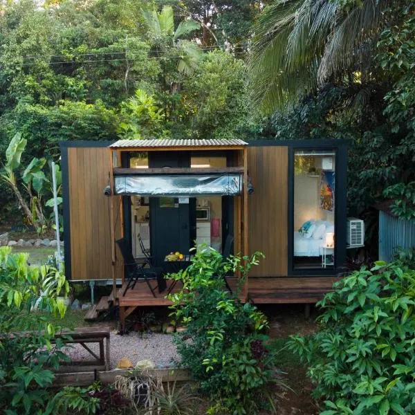 Magic Mena Rainforest Retreat by Tiny Away, hotel in Mena Creek