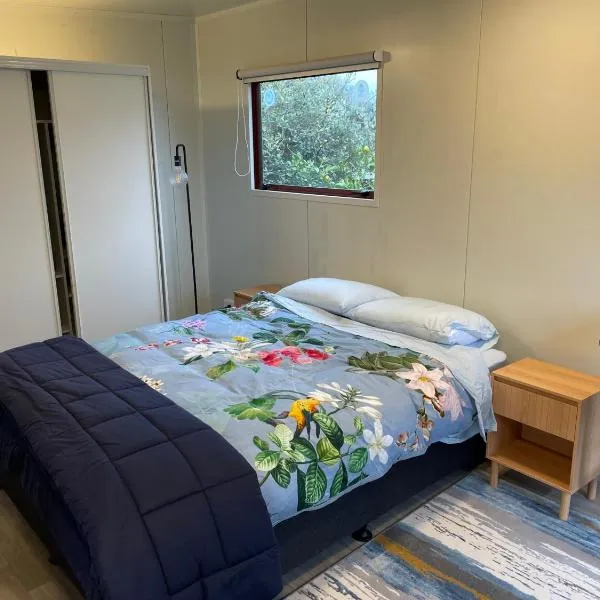 Cozy Private Unit, отель в городе Paraparaumu Beach