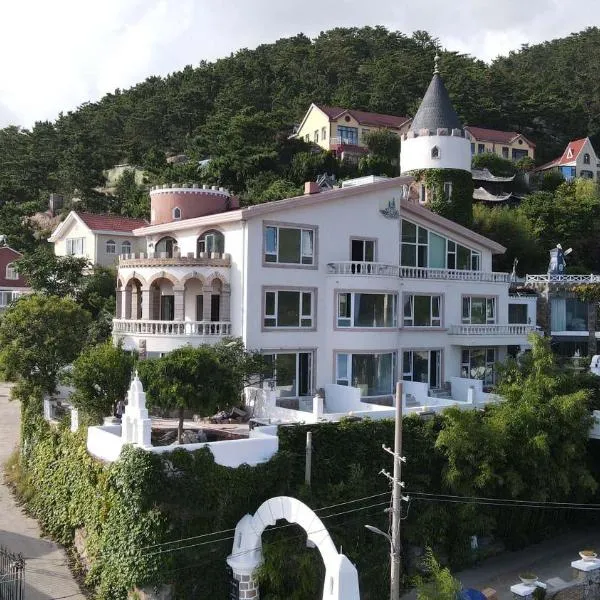 Laoshan Swan Castle Hot Spring Wellness Resort-Hot Spring Wellness Resort,Sky Infinity Pool,8 Indoor & Outdoor Hot Spring Pools,Dozens of Ocean-view Tea Pavilions,Your Secluded Wellness Paradise, hotel u gradu Baoyudao