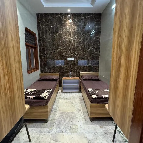 FlexiBay-Affordable Boys Hostel in North Delhi with meals, hotel in Delhi