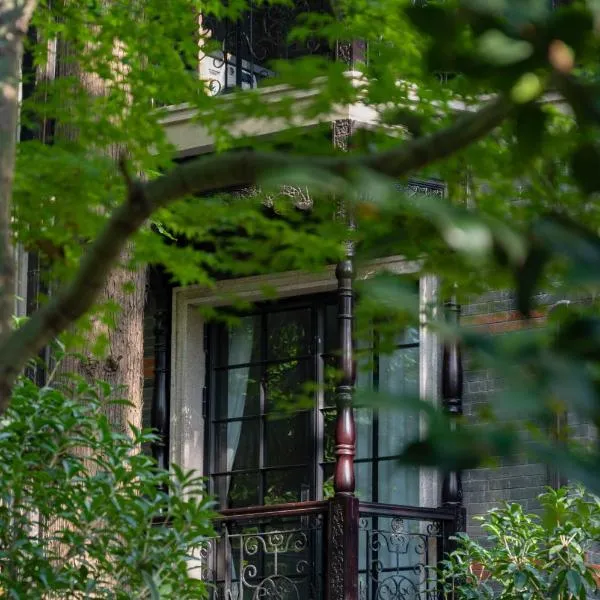 A detached, old Shanghai villa on Huaihai Middle Road, hotell i Shanghai