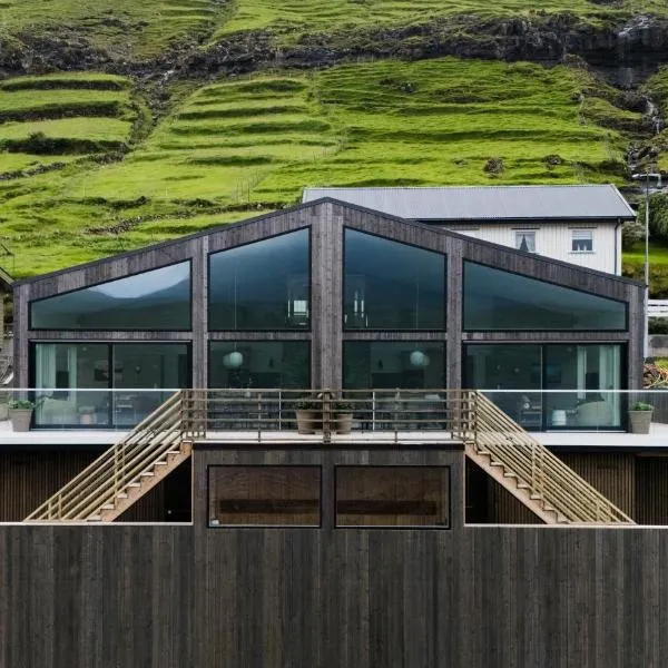 Hotel Vík - 3 BR Wellness Townhouses with Sauna, Jacuzzi & Panoramic Views，位于Haldarsvík的酒店