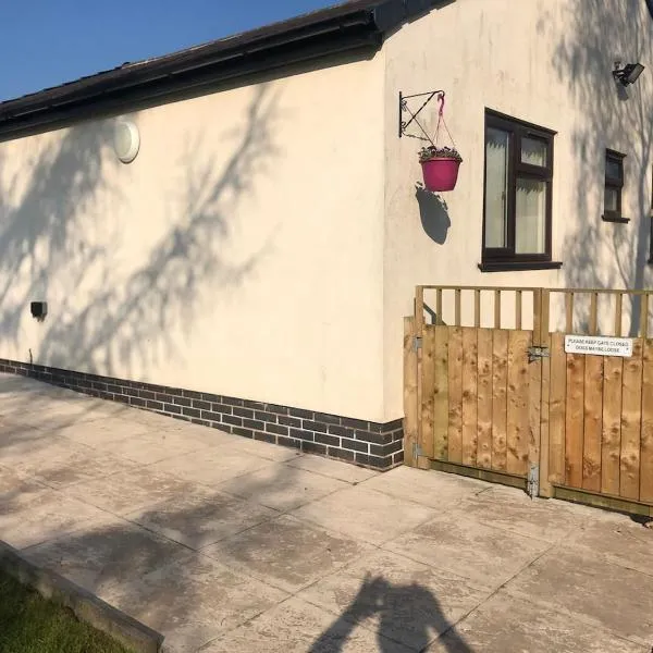2 bedroom bungalow, 15 minutes to Alton Towers, dog friendly、Wetleyrocksのホテル