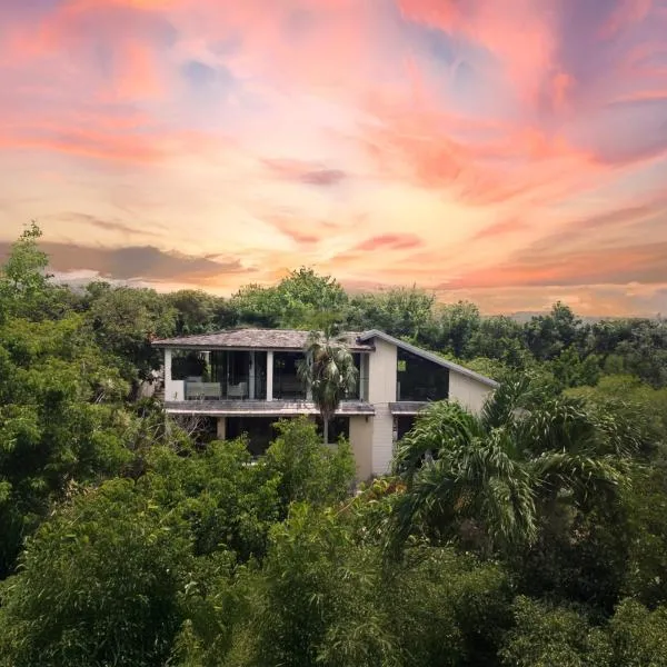 TreeTops - New Designer Villa on top of Negril!, хотел в Негрил
