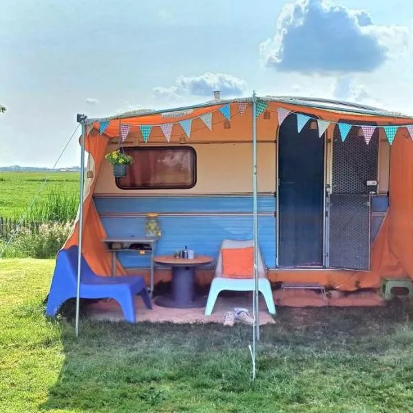 Kleurrijke retro contructam caravan vlakbij het Sneekermeer: Terzool şehrinde bir otel