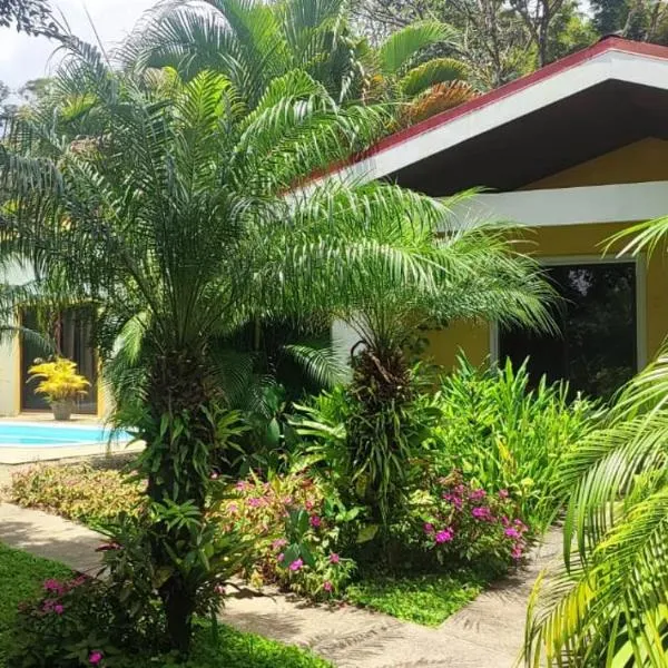 Villa Colibri at LakeGardens, hotel in Nuevo Arenal