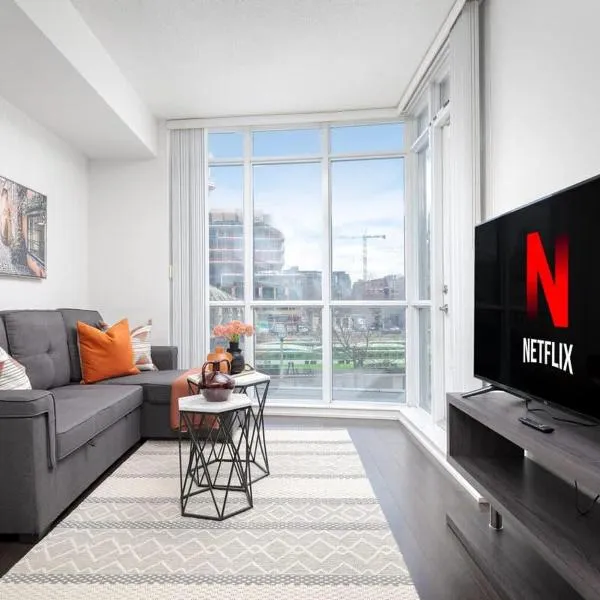 Downtown Escape Stylish Condo with City Views, hotel in Toronto