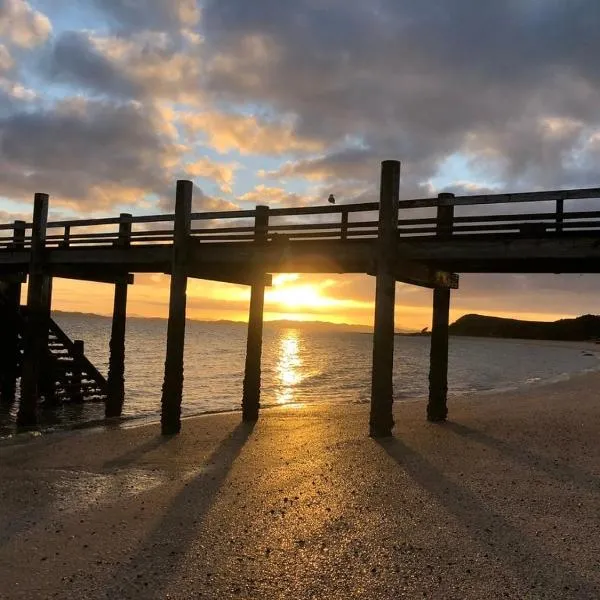 Maraetai Beachfront Studio Unit, hotel in Maraetai