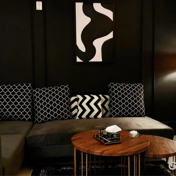 1-BHK Designer Black at Zameen Opal, hotel in Lahore