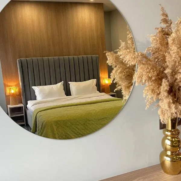 Просторий світлий сучасний номер N2, hotel v destinaci Černovice