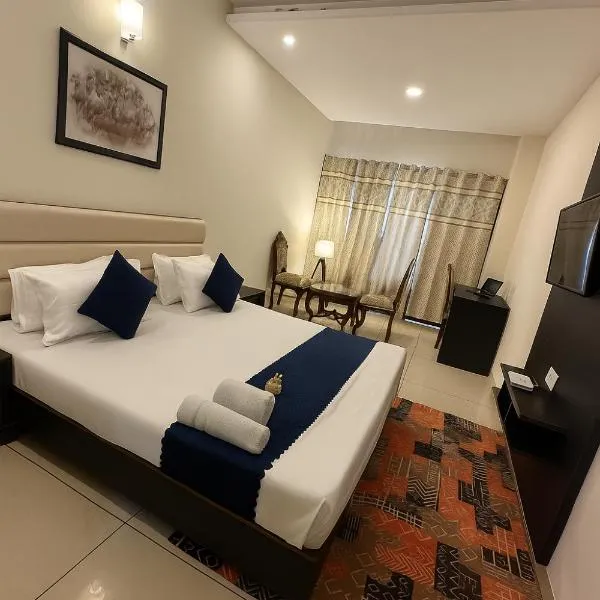 Eagle Hospitality !! Lift ! Large Rooms ! Parking ! Top Rated and Most Awarded Property by SIDHAM Group, hotel in Chandīgarh