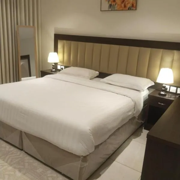 شقة فاخرة بغرفتين وحمامين وصالة جلوس وصالة طعام โรงแรมในเมดินา