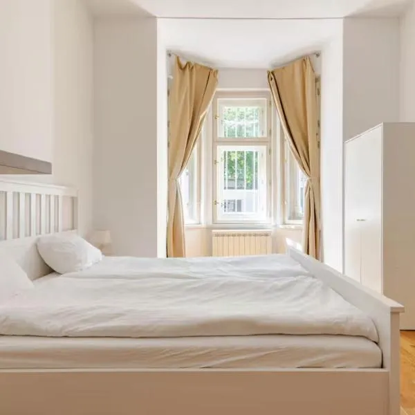 Beautiful Apartment by Stromovka Park, hotel v Praze
