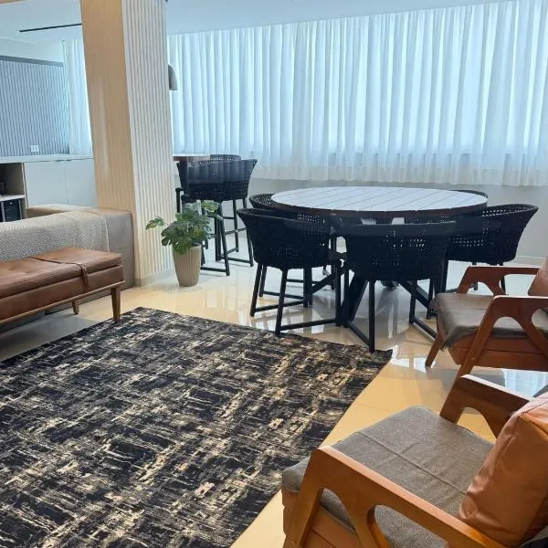 Apartamento Guarujá, com sacada vista mar! Pé na areia, Lindo!, hotel in Guarujá