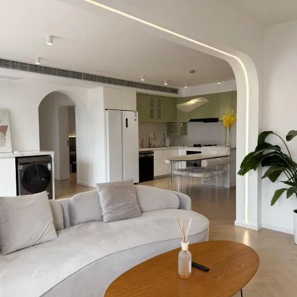 Urban Hub French premium Apart-ment Convenient Luxury 3 Bedroom Shanghai, Hotel in Shanghai
