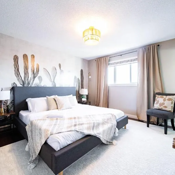 Stylish Chic Home - King Bed - Free Parking & Netflix - Fast Wi-Fi - Long Stays Welcome, hotel a Edmonton