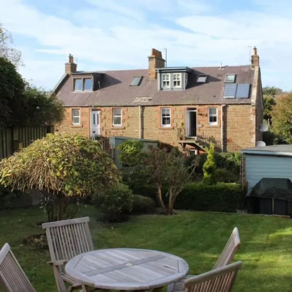 3 Bed Cottage, Melrose-Log Burner and Eildon Views, Hotel in Melrose