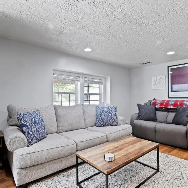 Cozy & Quiet Home Away from Home - 3 Beds 2 Baths - Fully Fenced Yard, hotel in Indianapolis