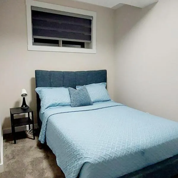 Little Heaven 2BR southwest Calgary، فندق في كالغاري