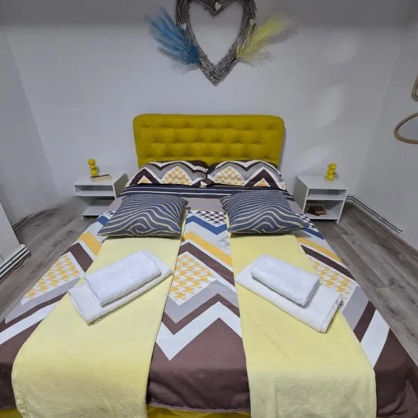 Blue4Yellow, hotel in Curtea de Argeş