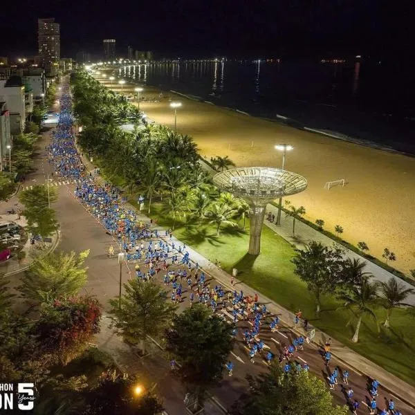 Khách sạn Đông Tây Quy Nhơn, готель у місті Куїнон