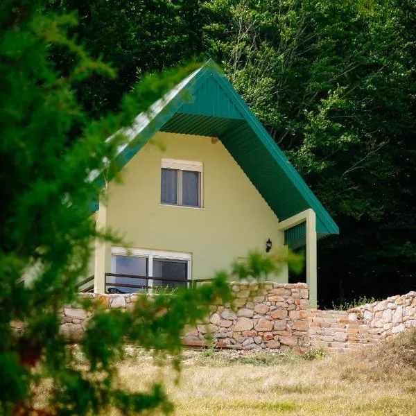 Forest Panorama Cabin Brezna、プルジネのホテル