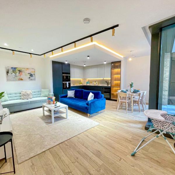 Disc Monthly Rate - Modern 2-Bed Clerkenwell Flat with Private Balcony near Farringdon, Shoreditch, Hoxton, London