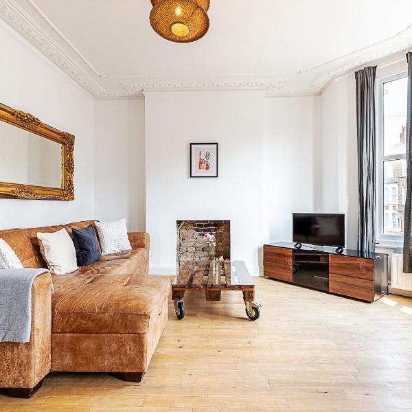 Elegant Queen’s Park Retreat with Balcony, London