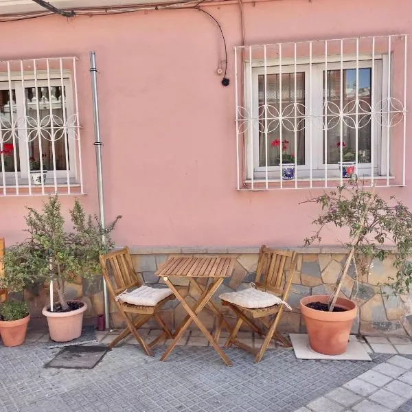 Sun and Sea Modern Studio El Palo 1 min to Beach, hotel u Malagi