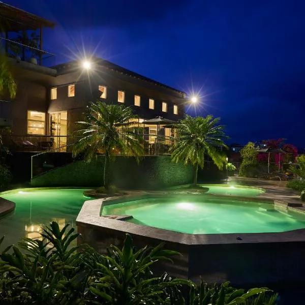 Tau House, Hotel in Guatapé