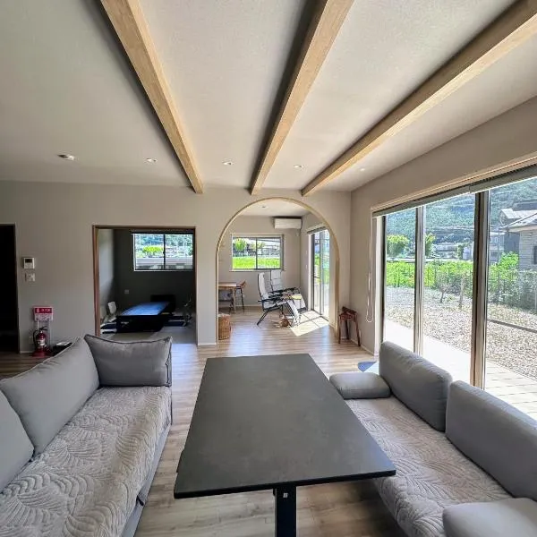 wag ur day - Spacious Villa Sleeps 10 Pet-Friendly dogs and cats Up to 7 Huge Private Dog Run, hotel in Fujikawaguchiko