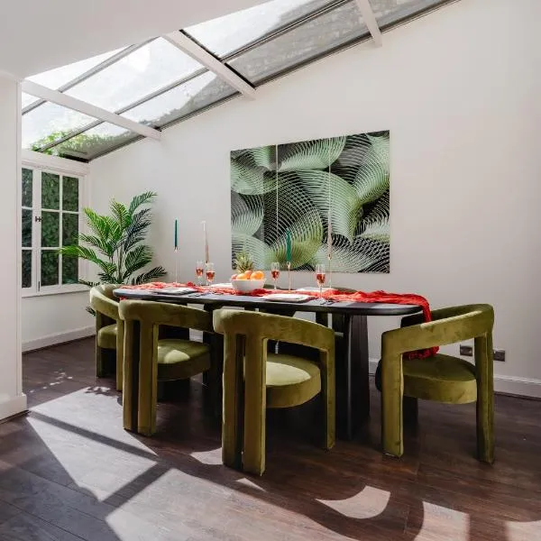 Design Haven! Big Group-Friendly 4BR City Escape in Waterloo's Coolest Corner, hotel em Londres