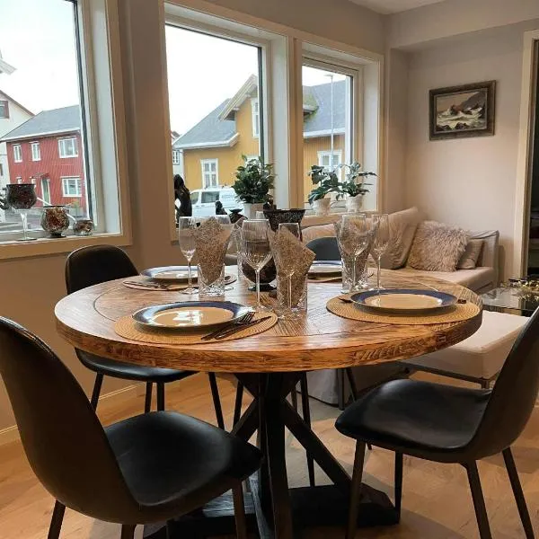 Flott moderne leilighet meget sentralt i vakre Sørbyen i Brønnøysund for inntil 5 pers, hotel i Brønnøysund