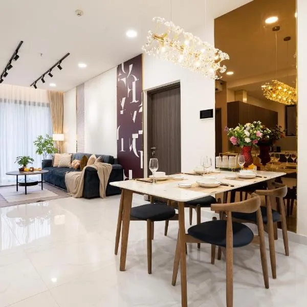 Luxury 3BR Apartment 121m - Resort Pool & Gym - Near Aeon Mall, hotel in Ho Chi Minh City