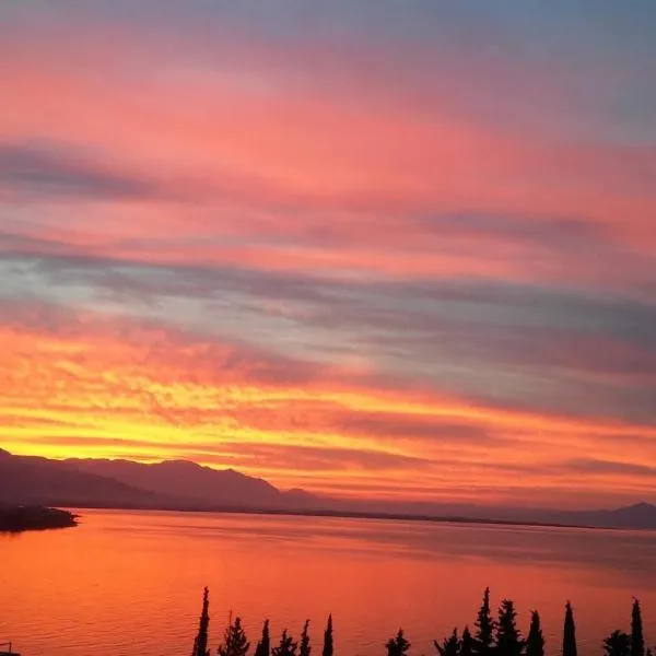 The real cave, Hotel in Adamas